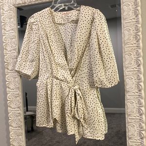 Polka dot puff sleeve top with tie at the waist, size medium